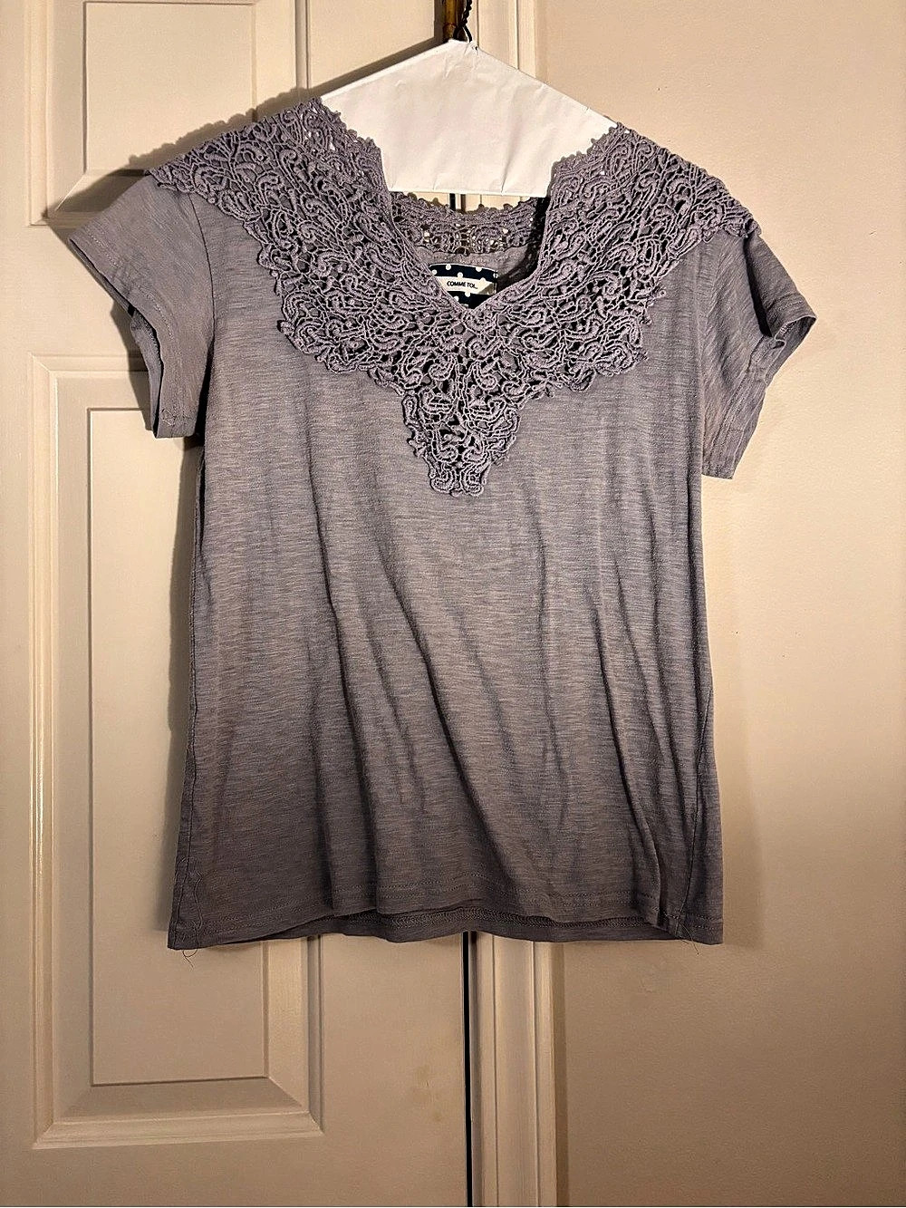 Comme Toi Lace Neck Gray Shirt Size Medium Like New